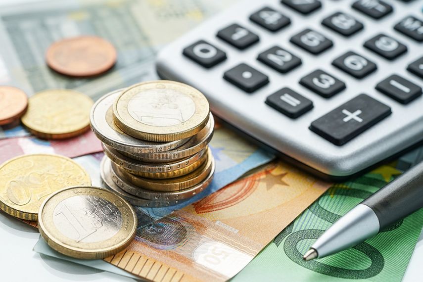 Foto: Münzen und Taschenrechner